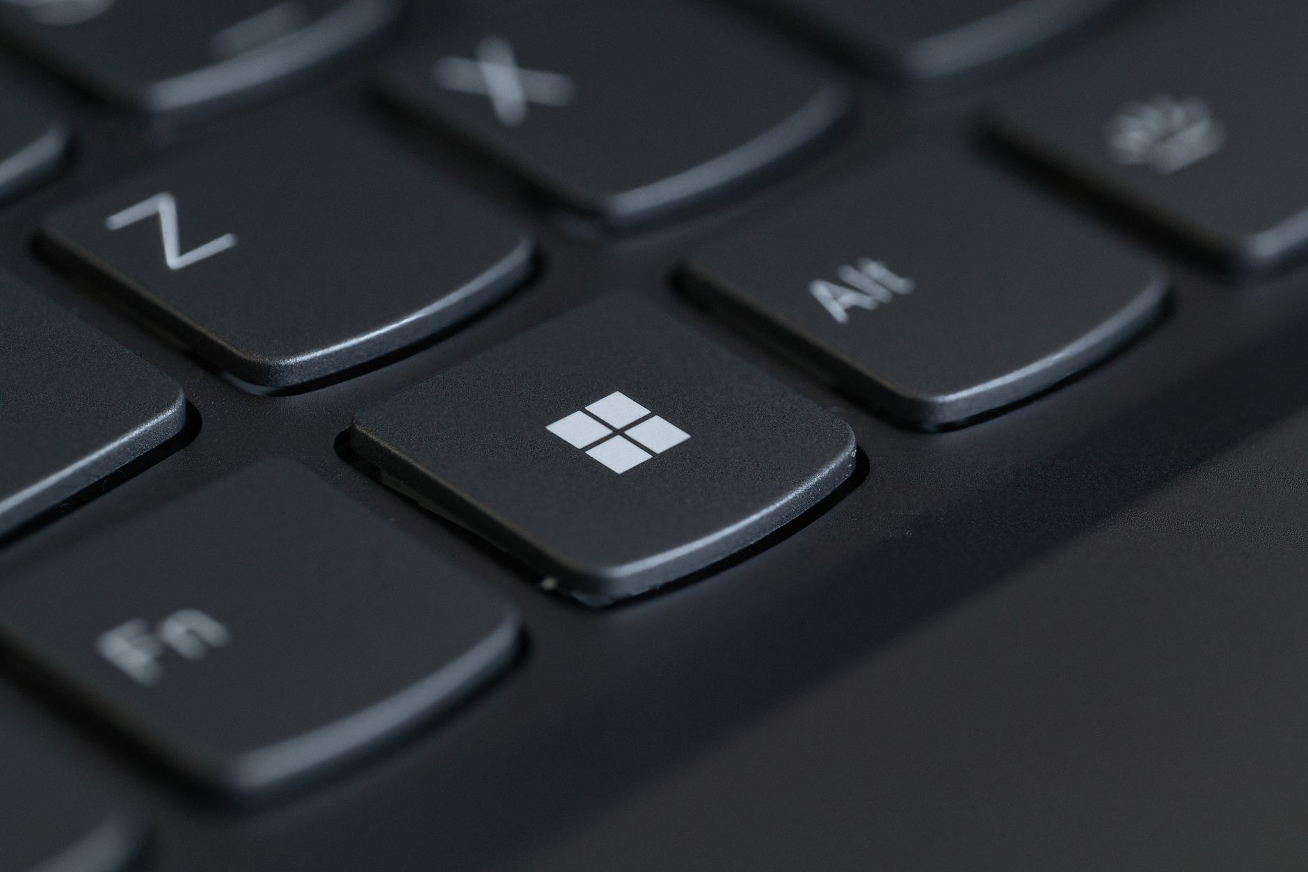 Detailopname van een toetsenbord met de Windows-toets scherp in beeld.