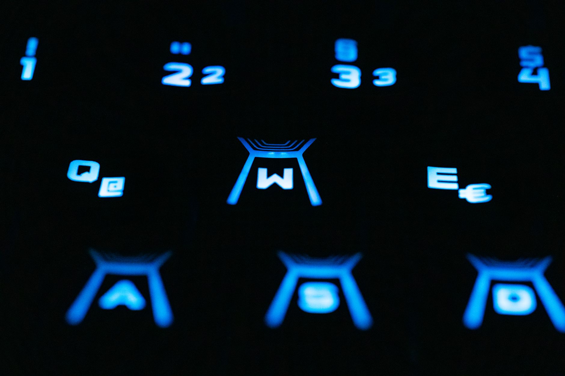Close-up van een blauw verlicht toetsenbord met cijfers en symbolen.